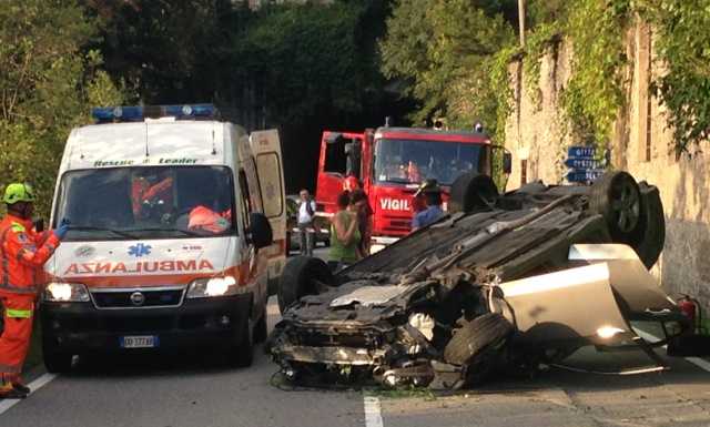 Paura a Perledo, 85enne “prende” un tombino e si ribalta con l’auto