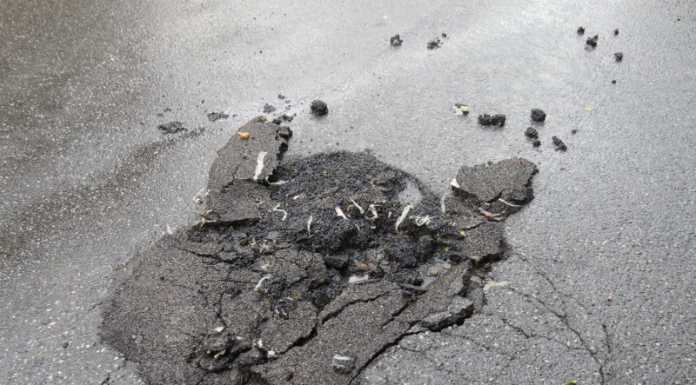 Lecco. Che buca in via Foscolo! Serve subito un rattoppo