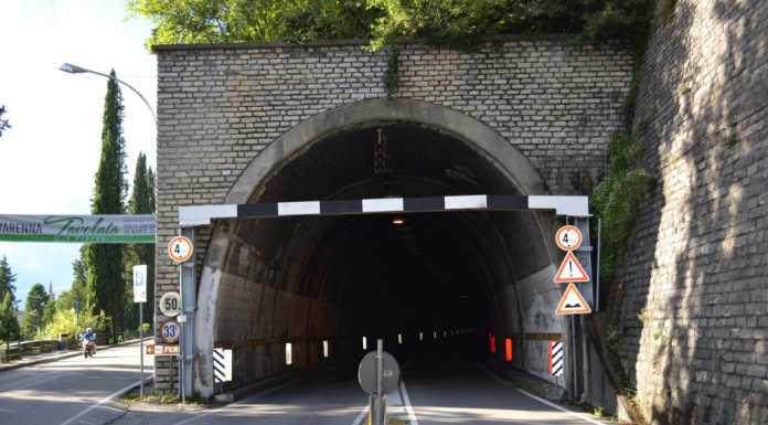 “La galleria di Varenna della Sp 72 è buia e pericolosa”