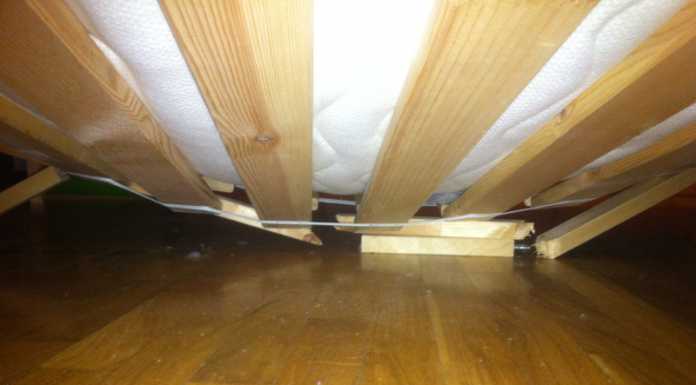 Si rompe il letto, 76enne resta incastrata per un giorno poi la salvano