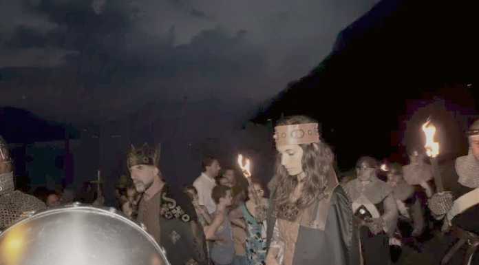 Sabato a Lierna figuranti e lucie per “La Regina nel Castello”