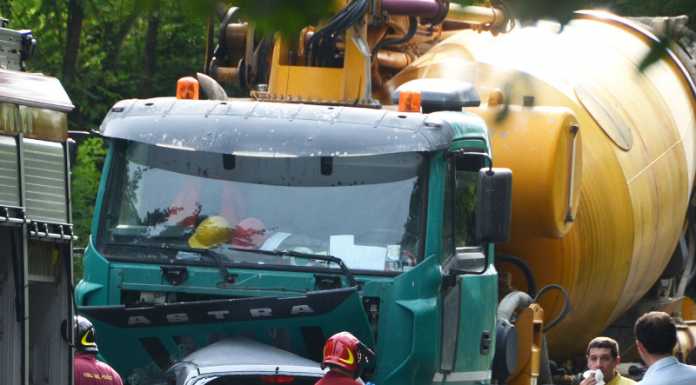 Si schianta con l’auto contro una betoniera, 68enne muore sul colpo