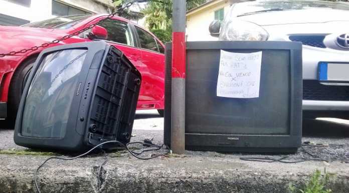 Abbandonano due TV per strada, la bacchettata dei residenti con ironia