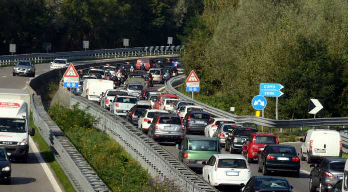 Biker cade dalla moto, nulla di grave, ma lunghe code sulla SS36