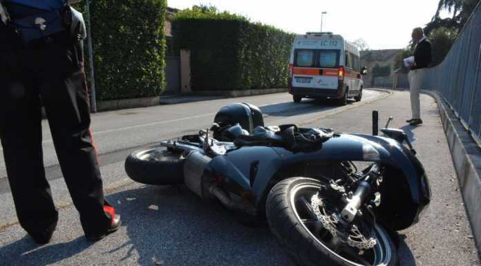 Molteno: si schianta in moto contro la portiera di un’auto