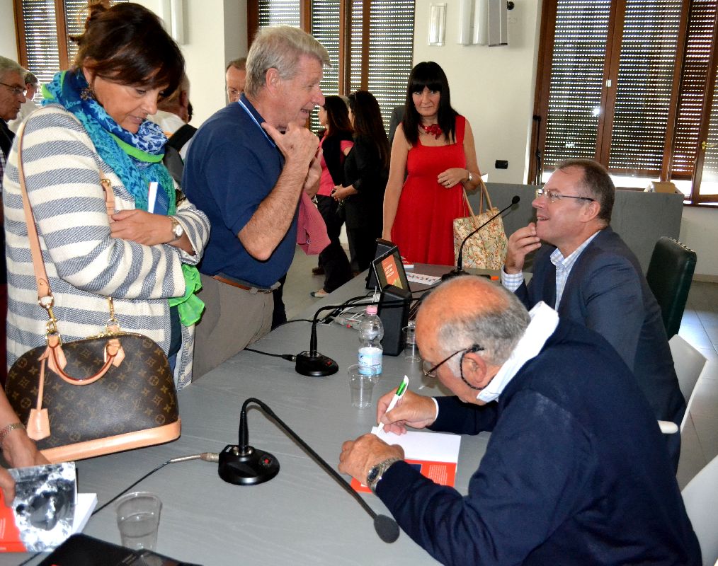 Gigi Alippi alle prese con gli autografi e le dediche dopo l'incontro di presentazione del suo nuovo libro.