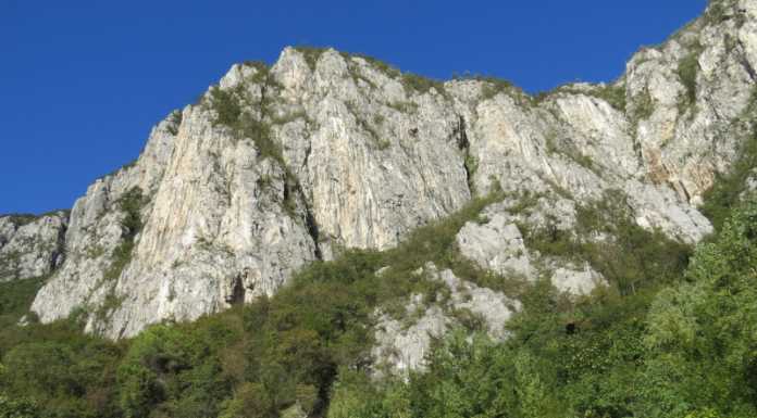 Cade in falesia, ferito uno scalatore. Soccorsi anche in Erna