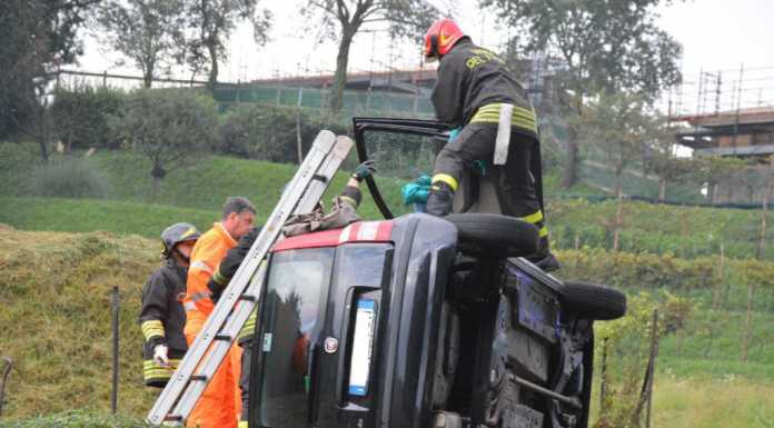 Si ribalta con l’auto in un prato, spavento per una 60enne