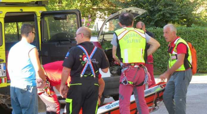 Finisce di arrampicare, sviene e picchia la testa, paura per un climber