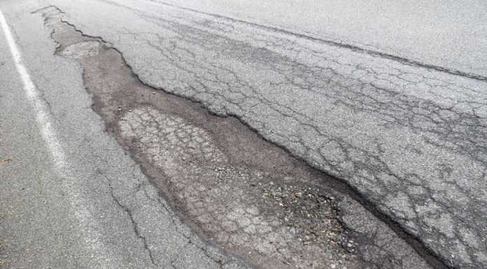 Strada per Erna, asfalto “gruviera” con buche pericolose