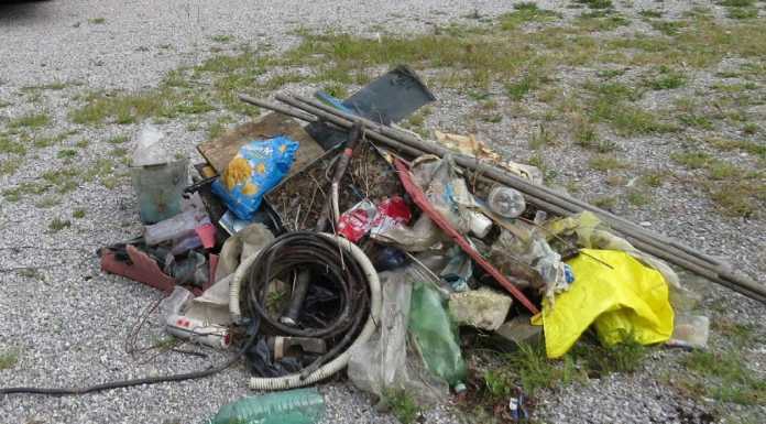 Area spettacoli: va in scena l’immondezzaio e i Pompieri puliscono