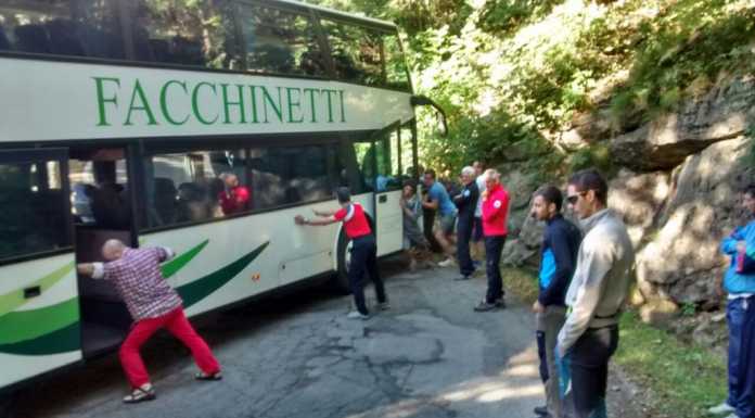 Bus incastrato sulla strada per i Piani Resinelli, poi il lieto fine