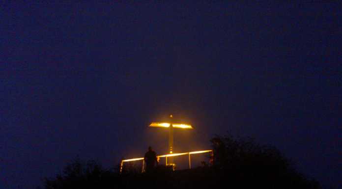 San Martino, illuminato il Crocione, tutti con il naso all’in su