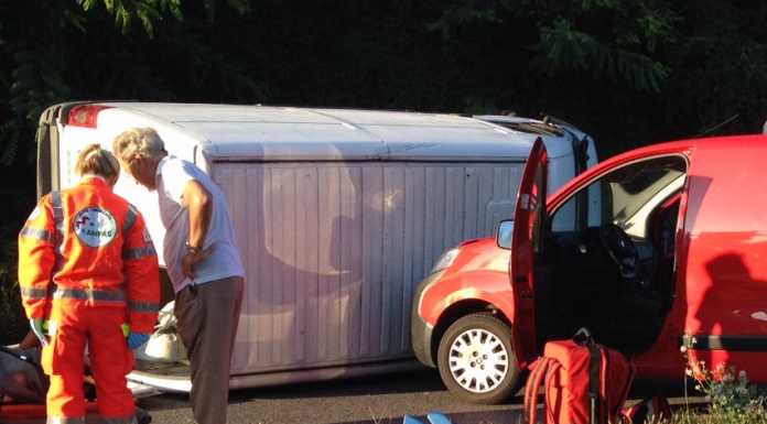 Inseguito, ladro si getta dal furgone e provoca un incidente