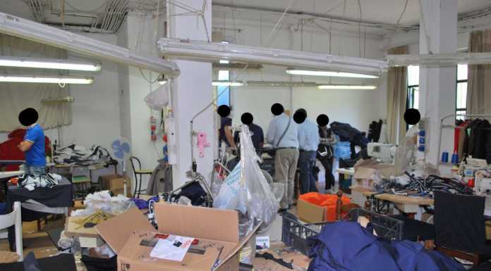 Sequestrato un laboratorio tessile: tre cinesi denunciati