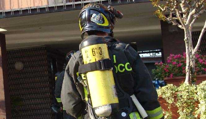 Vettura in fiamme rischia di bruciare l’intera autorimessa