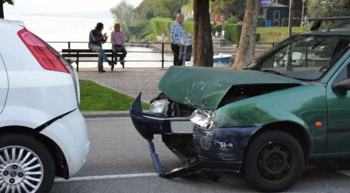 Malpensata: auto ferma per svoltare, l’altra la centra in pieno