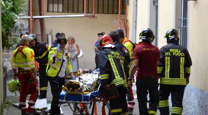 Mandello: cadono le pedane del ponteggio, feriti due turisti