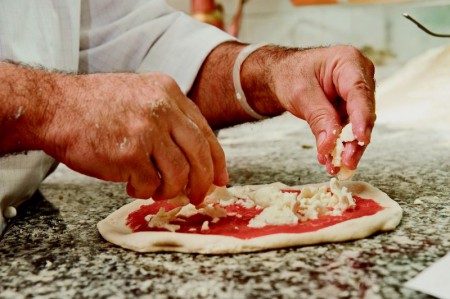 Un corso da pizzaiolo per ricollocarsi sul mercato del lavoro