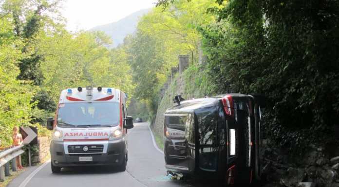 Spavento a Oliveto Lario, si ribalta auto, illesa la conducente