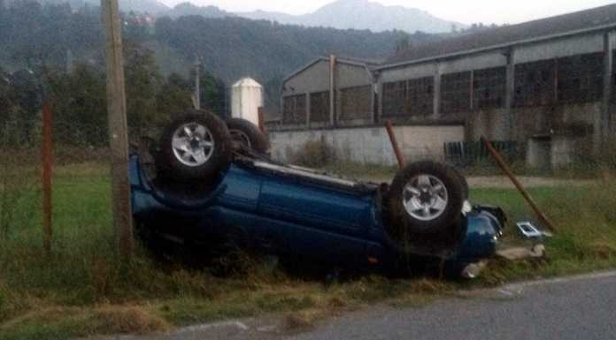 Attimi di paura a Pasturo, auto si ribalta lungo la Provinciale