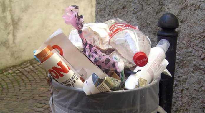 Cestini stracolmi e sacchi in strada troppo presto: “Siamo stufi”
