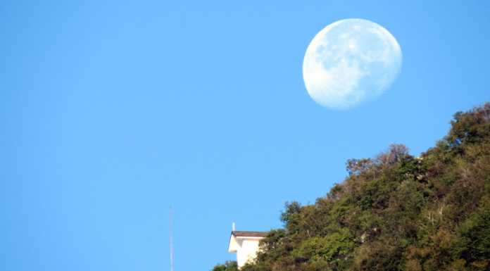 La luna saluta la chiesetta del San Martino e se va a dormire…