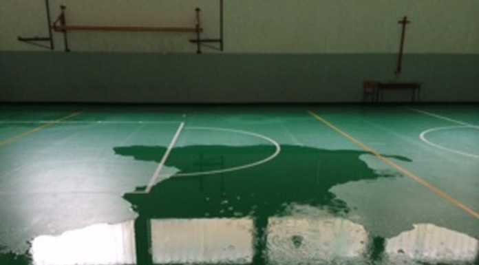 Maggianico: lavori al tetto, piove e la scuola elementare si allaga