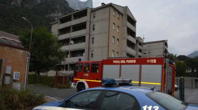 Anziana bloccata in bagno, i soccorsi entrano dalla finestra