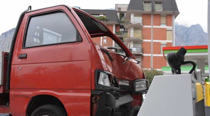 S. Giovanni: auto e furgone si scontrano, feriti due artigiani
