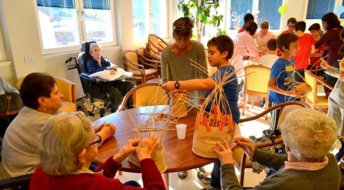 Nonne e alunni insieme alla casa di riposo di Mandello