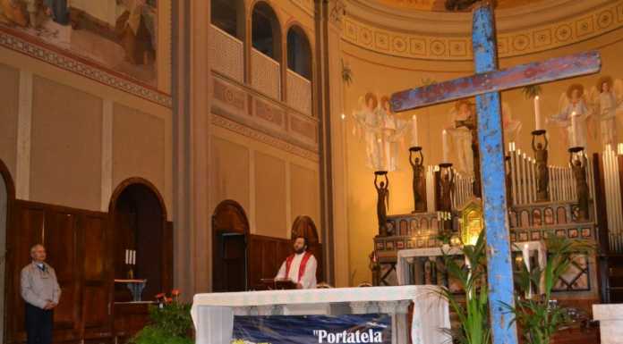 Mandello e la croce di Lampedusa: veglia tra preghiere e riflessioni