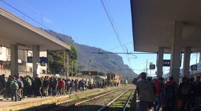 Stazione: tetto crolla sui binari, treni bloccati per ore
