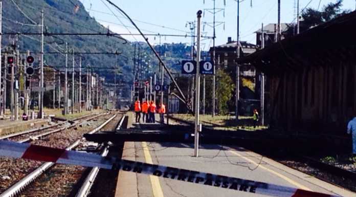 Tetto crollato: lavori in stazione, giovedì ritardi previsti per i treni