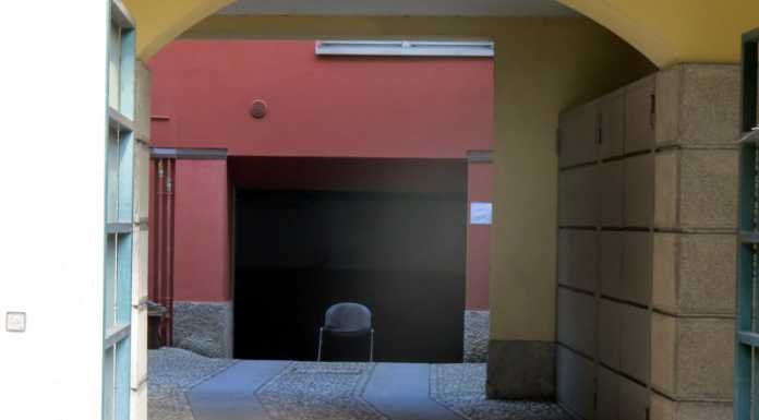 Paura in via Tarelli: ingegnere 62enne travolto da un cancello