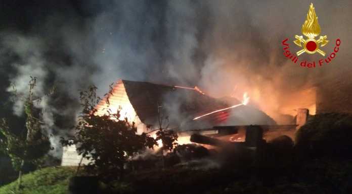 Colico: incendio in un fienile, pompieri al lavoro tutta notte