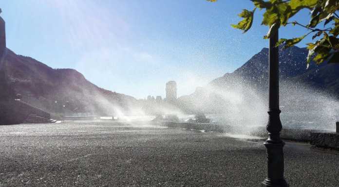 Doccia anomala sul Lungolago… grazie al vento