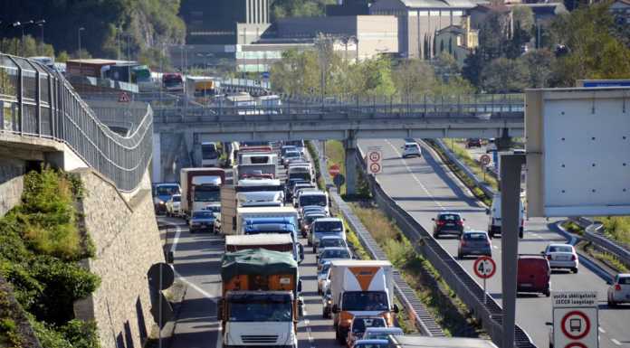 Cartello pericolante: SS36 (dir. Milano) ora riaperta a Suello