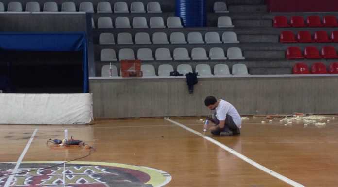 Bione: problemi di parquet al palazzetto, tecnici al lavoro