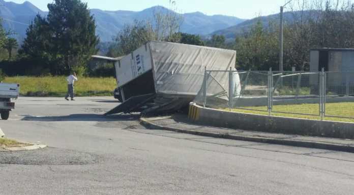Il vento mostra i muscoli e ribalta persino un camion