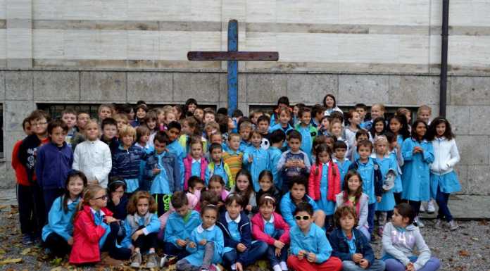 La croce di Lampedusa a Mandello accolta dagli alunni del “Villone”