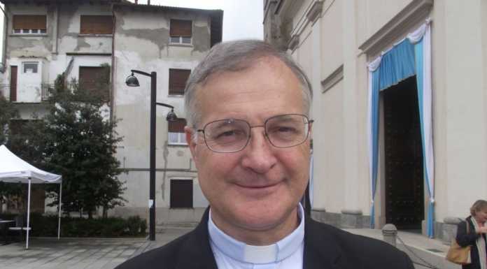 Don Adelio divide i fedeli e ai critici dice: “Rendo conto solo a Dio”