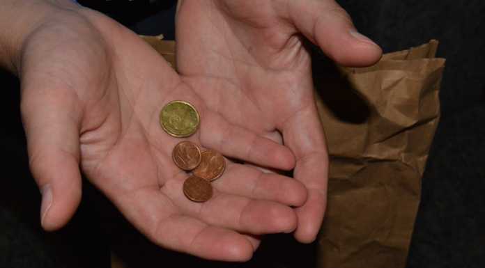 Commercianti stanchi degli accattoni: molestano i clienti