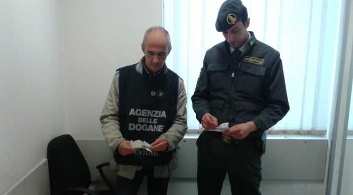 Venditore di auto tedesco fermato al confine con 55mila €