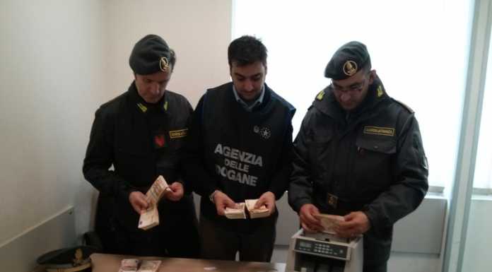 Tenta di andare in Svizzera nascondendo 152mila euro: preso