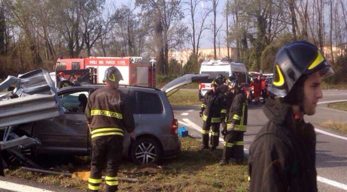 Terribile schianto contro il guardrail per mamma e figlio