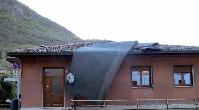 Tetti scoperchiati e blackout: il vento fa ancora danni