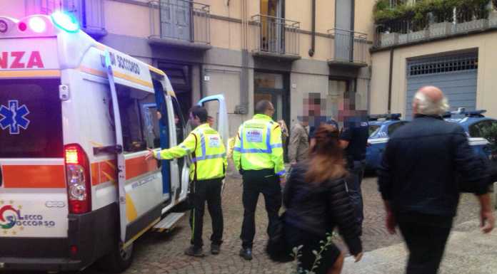 Lite tra 2 cani in centro, ragazza morsicata finisce all’ospedale