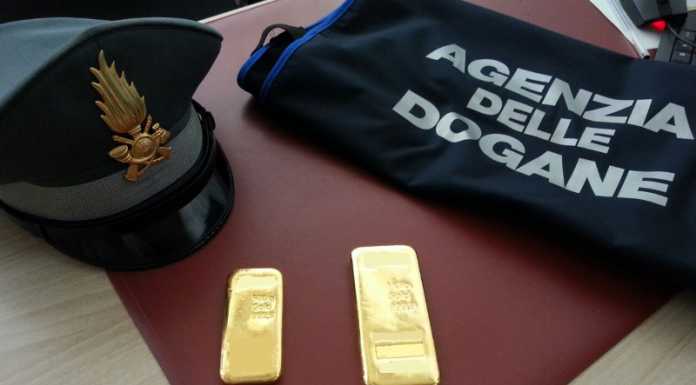 Alla frontiera non dichiara 2 lingotti d’oro, commercialista nei guai