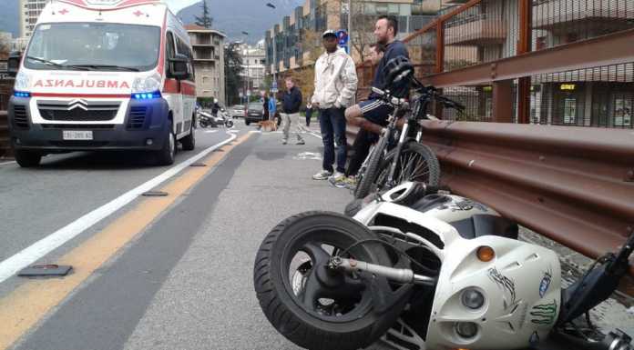 Cade in moto sul Ponte Vecchio: ragazzo soccorso dal 118